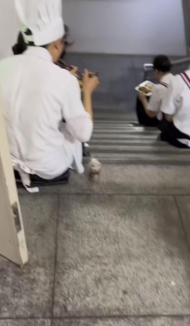 让坐在桌上吃饭员工无奈只能蹲着吃饭pg电子试玩平台网友吐槽西贝上班不(图2)